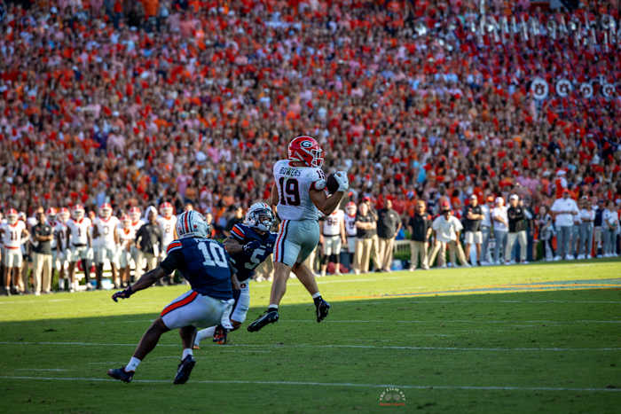 Brock Bowers catches a ball Vass Auburn/photo - Brooks Austin